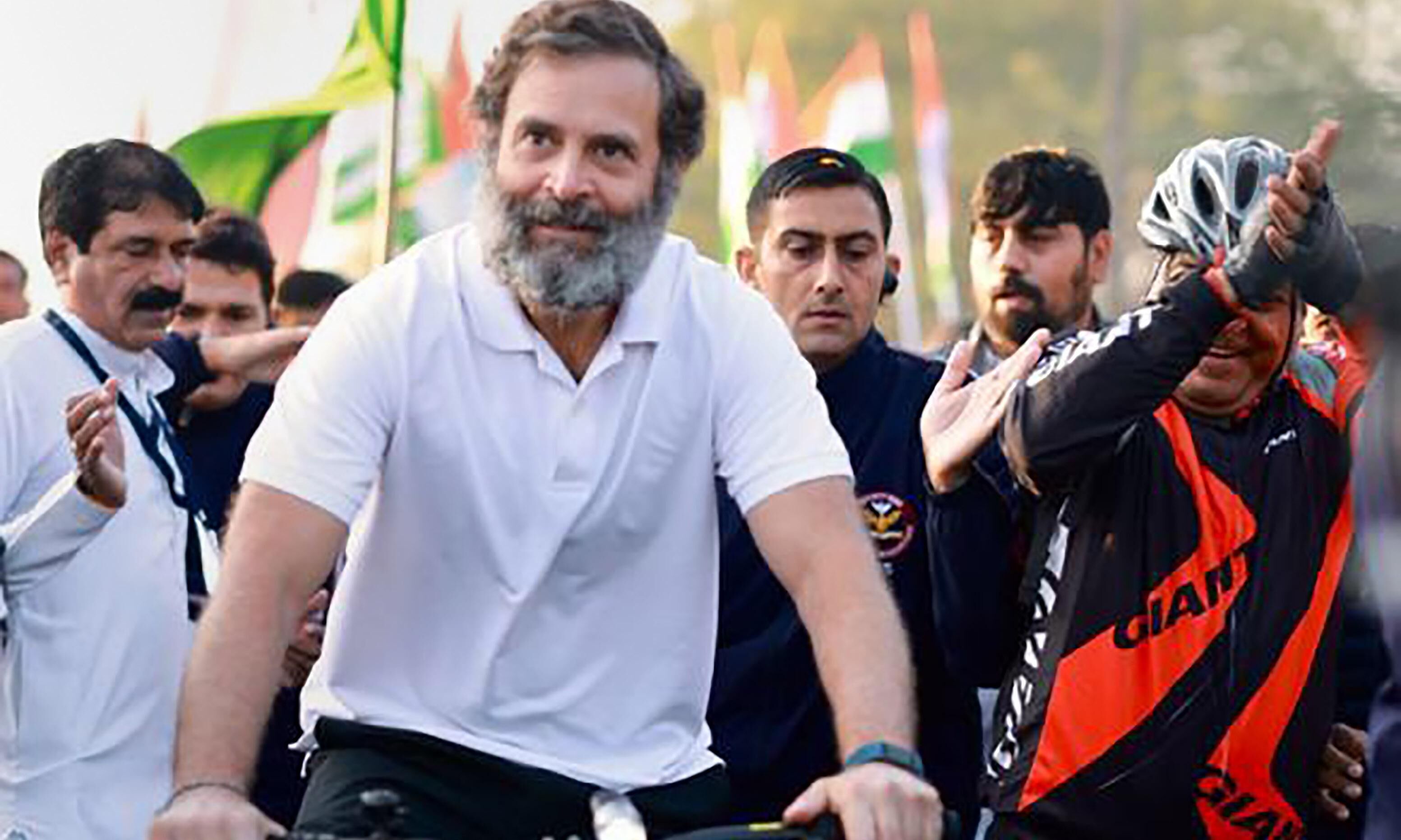 Bharat Jodo Yatra resumes from Sanwer; Digvijaya Singh, other Cong leaders accompany Rahul Gandhi Bharat Jodo Yatra resumes from Sanwer; Digvijaya Singh, other Cong leaders accompany Rahul Gandhi