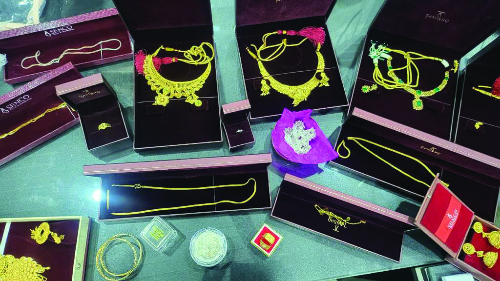 NRI forgets bag with jewellery worth Rs 1 cr in cab, cops recover it