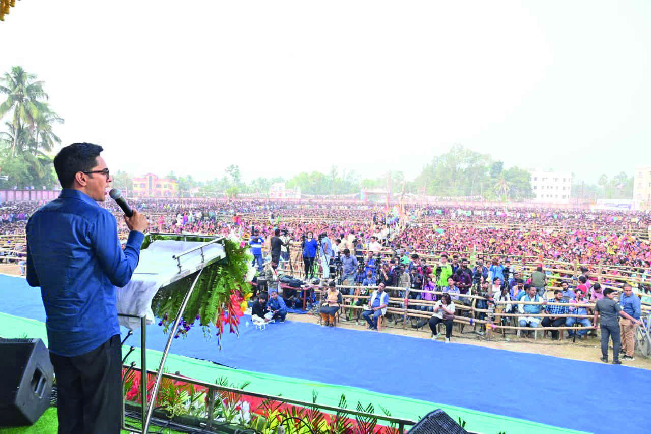 Abhishek snubs Panchayat officials for dereliction of duty Abhishek snubs Panchayat officials for dereliction of duty