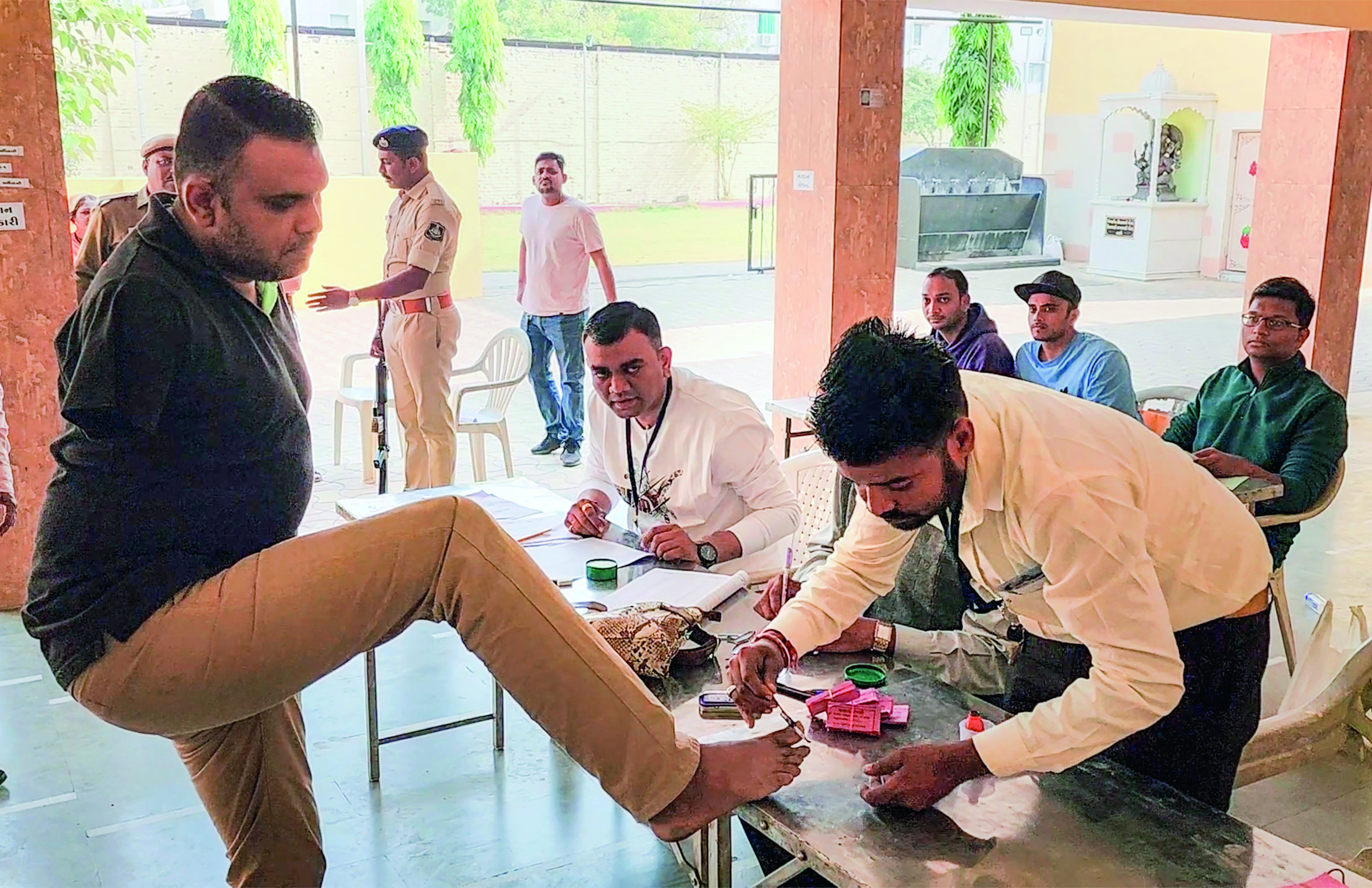 Patients, centenarians, transgender persons come out to vote in Guj polls