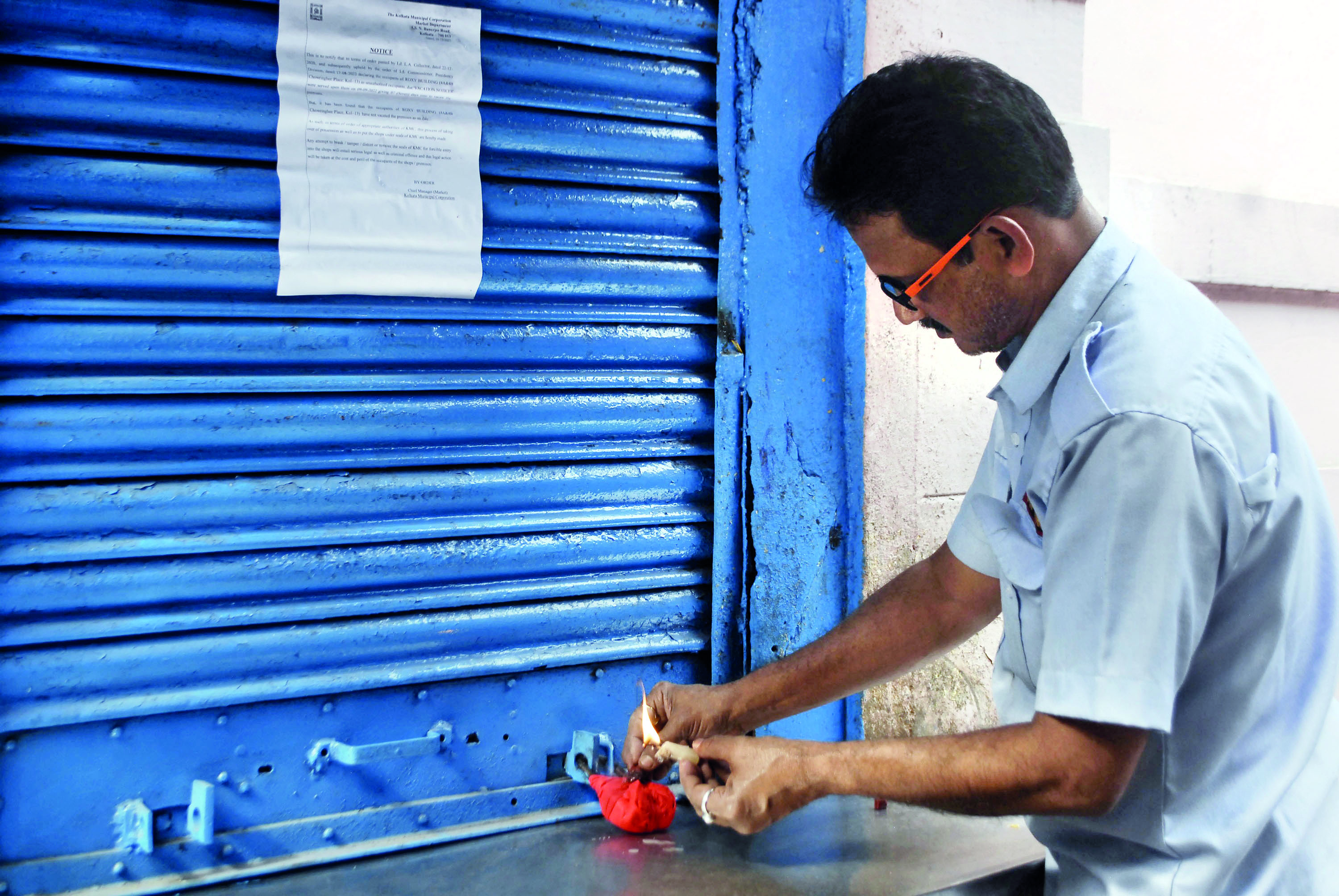 Illegal occupancy: About 13 shops at Roxy Bldg sealed Illegal occupancy: About 13 shops at Roxy Bldg sealed