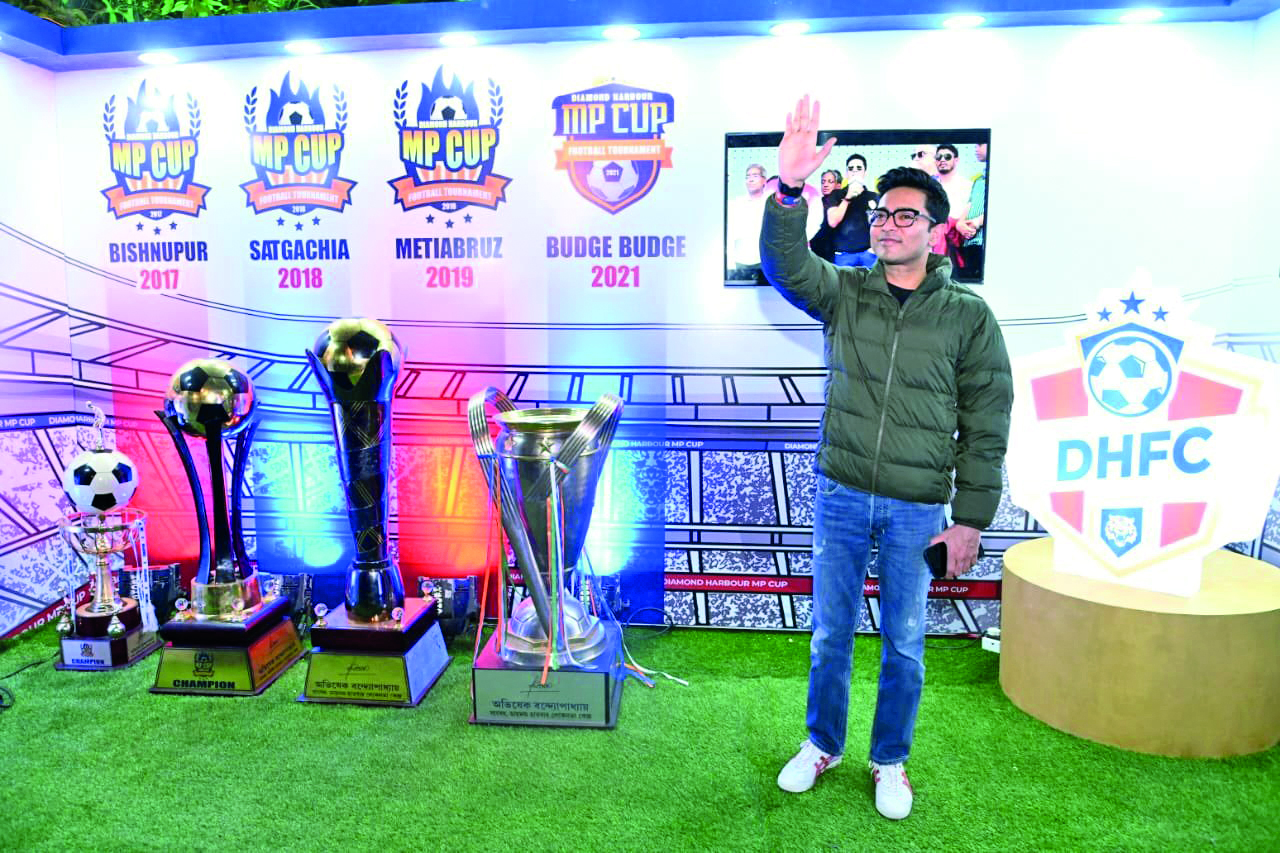 Keep aside differences, soak in the spirit of football, says Abhishek Keep aside differences, soak in the spirit of football, says Abhishek
