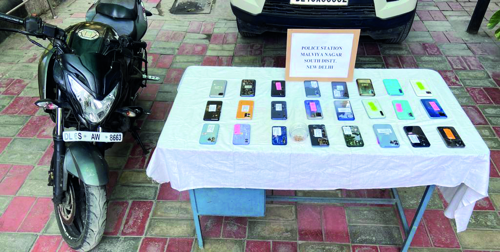Two snatchers held, 24 mobile phones recovered Two snatchers held, 24 mobile phones recovered