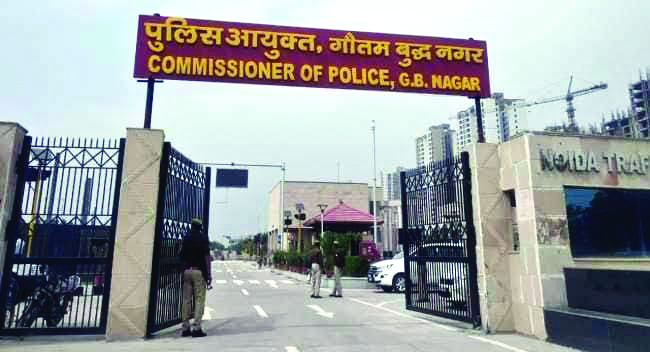 Noida: Female constable attacked, her phone snatched Noida: Female constable attacked, her phone snatched