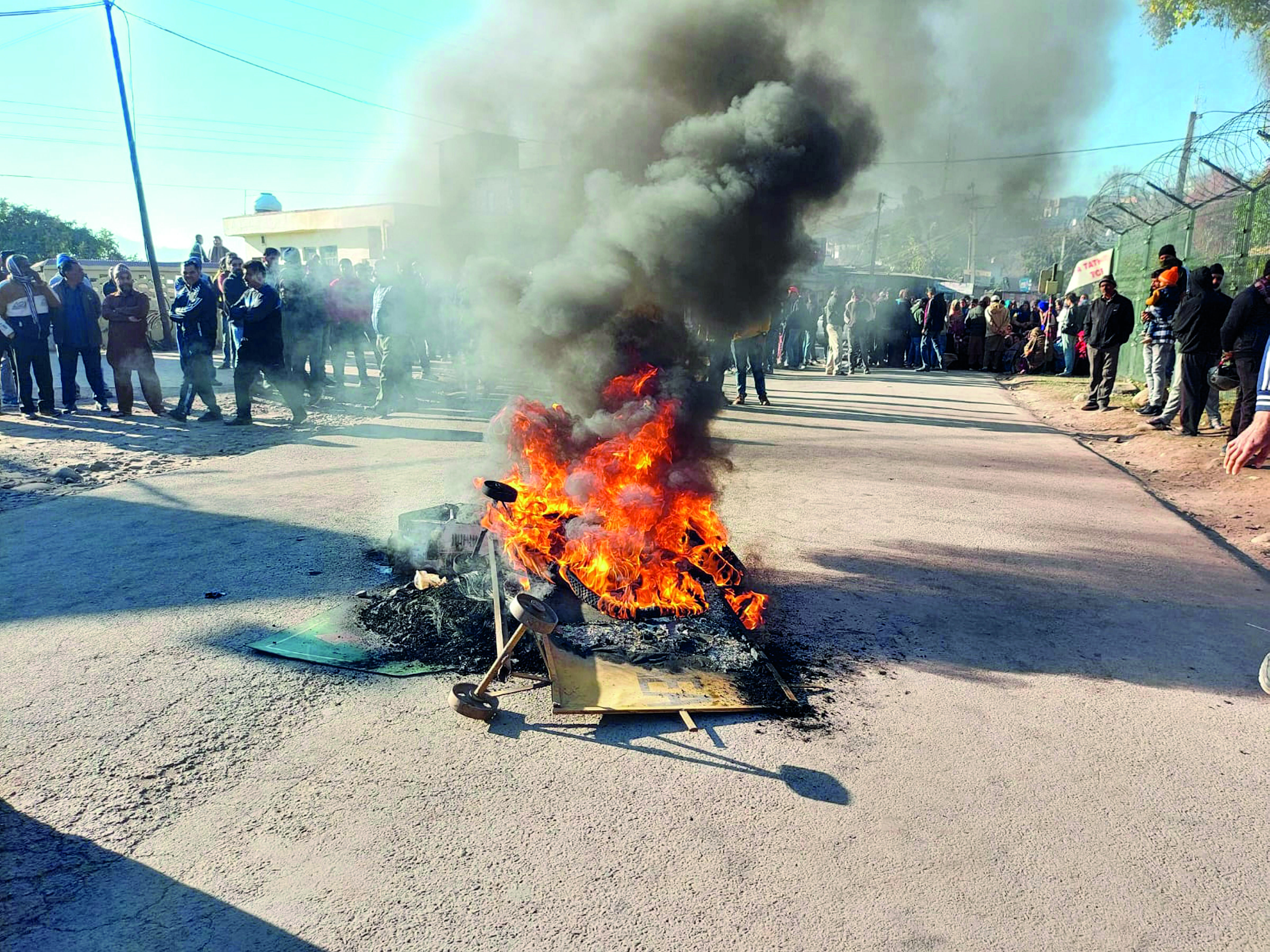 Firing outside Army camp in J&Ks Rajouri, 2 civilians killed Firing outside Army camp in J&Ks Rajouri, 2 civilians killed