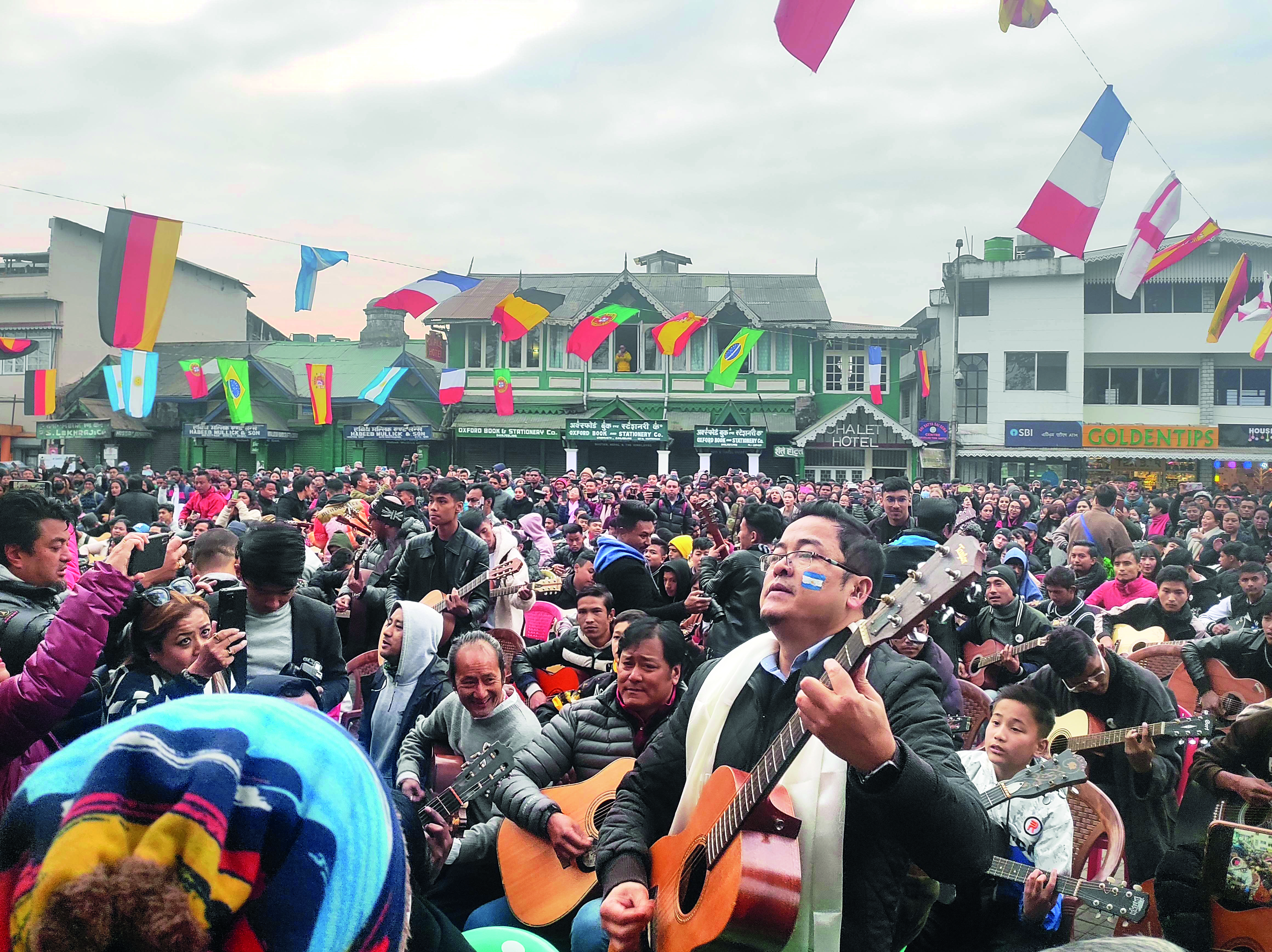 Hundreds gather to attempt setting record of largest guitar ensemble at Darjeeling Mall Hundreds gather to attempt setting record of largest guitar ensemble at Darjeeling Mall