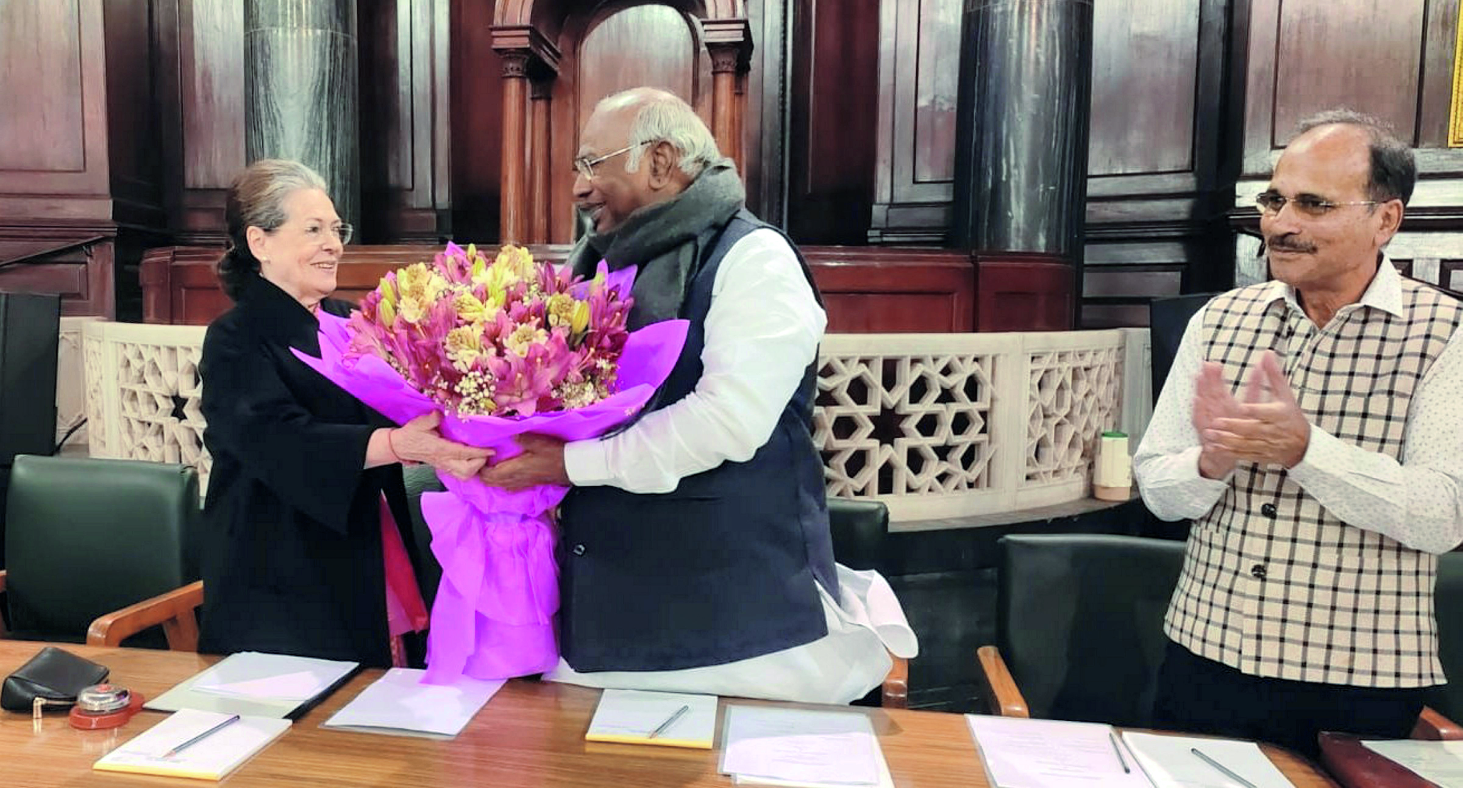 Sonia accuses govt of blocking Parl debate
