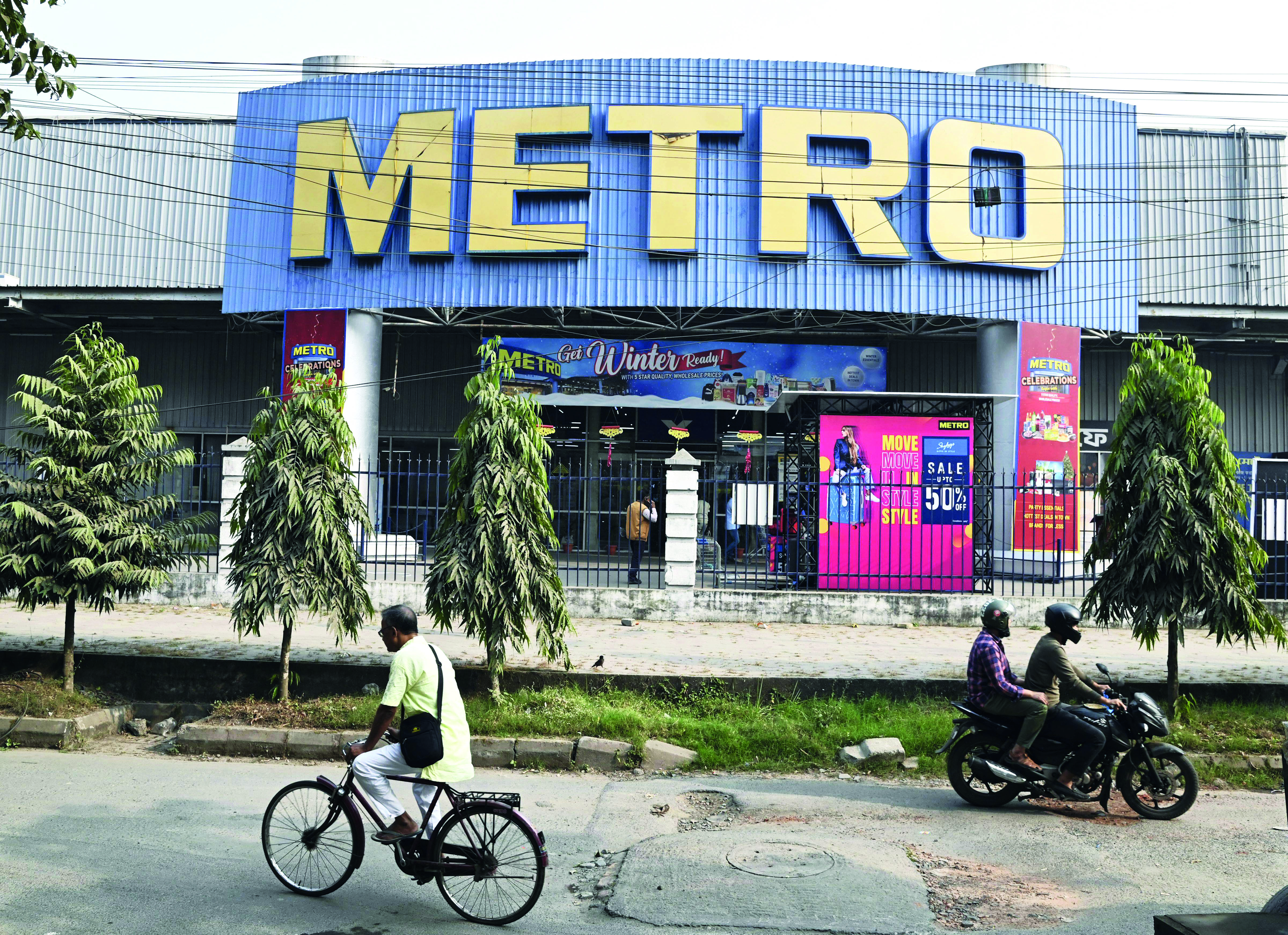 Reliance Industries to acquire Metros India biz for Rs 2,850 cr