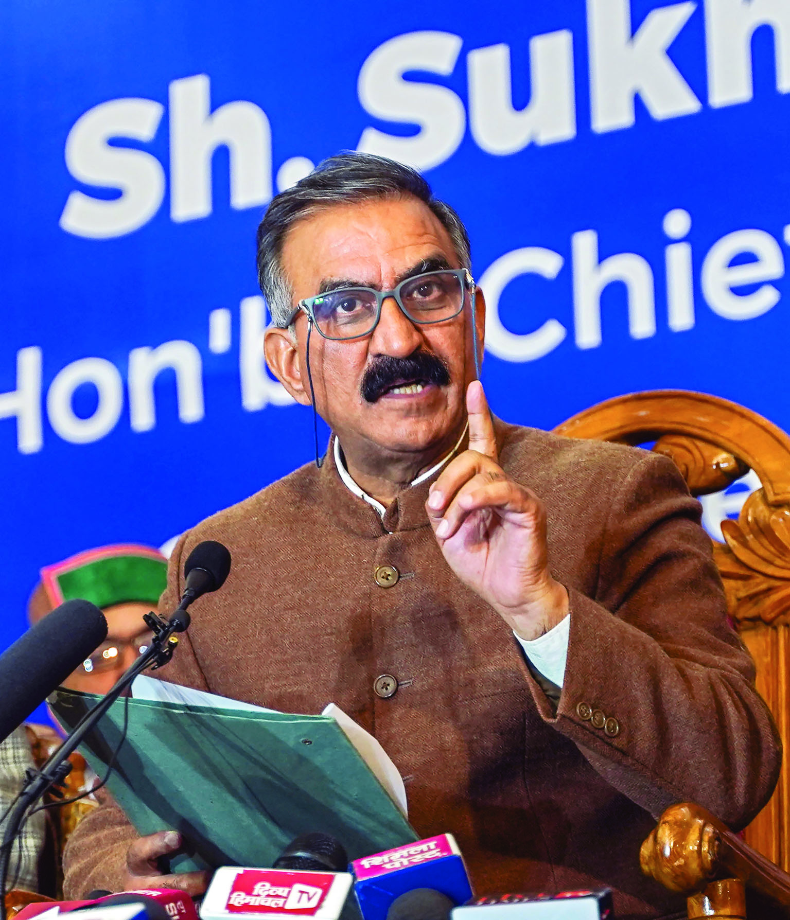 Come up with concrete plan for housing slum dwellers: HP CM tells officials