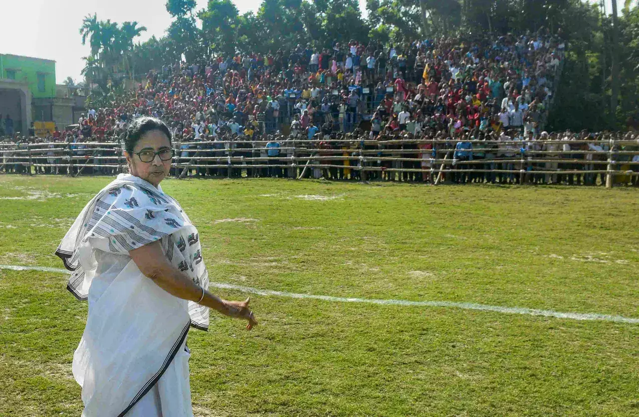 Mamata Banerjee Refuses To Get Up On Dias At The Vande Bharat Express Flag Off Mamata Banerjee Refuses To Get Up On Dias At The Vande Bharat Express Flag Off