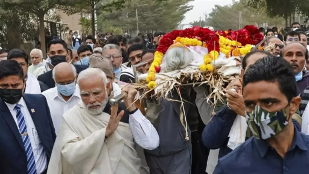 PM Modis Mother Heeraben Modi Passes Away