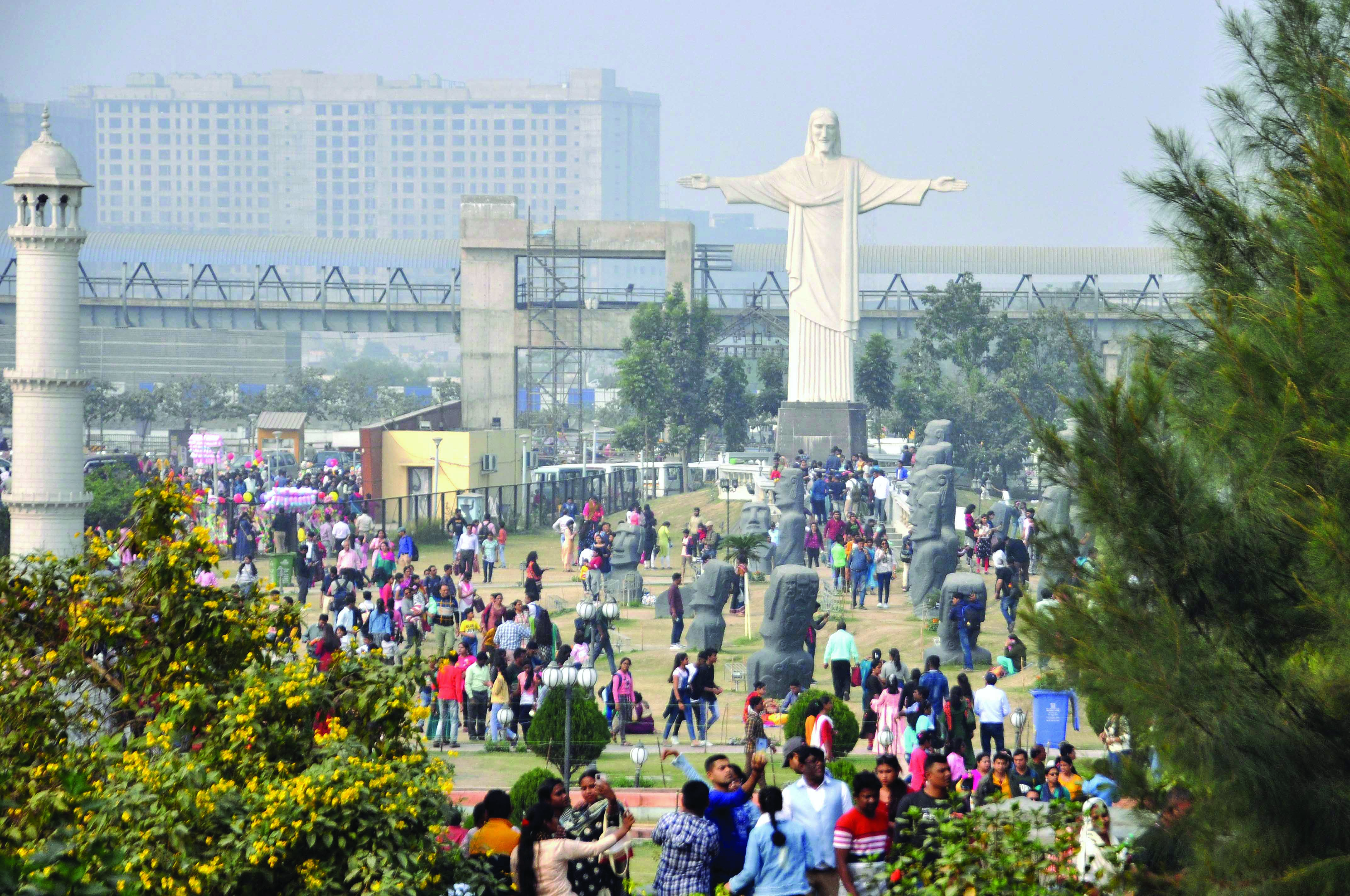 After muted celebrations for 2 yrs, people hit tourist hotspots in city with vengeance After muted celebrations for 2 yrs, people hit tourist hotspots in city with vengeance