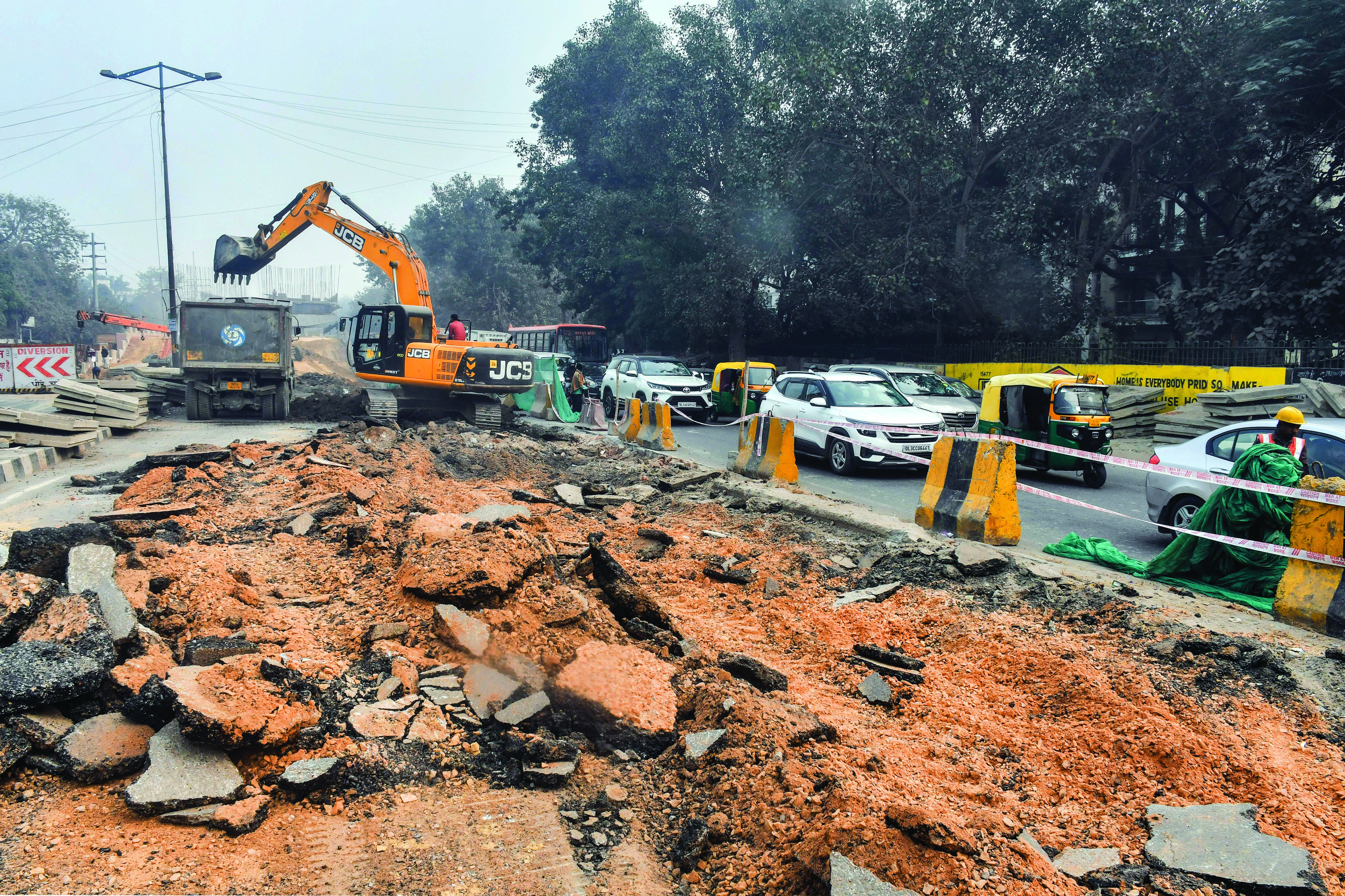Paan, tea sellers among group managing traffic as   work to link Ashram flyover with DND flyway starts