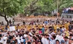 Womans Body Dragged By Car: AAP Stages Protest Outside Delhi L-Gs Residence Womans Body Dragged By Car: AAP Stages Protest Outside Delhi L-Gs Residence