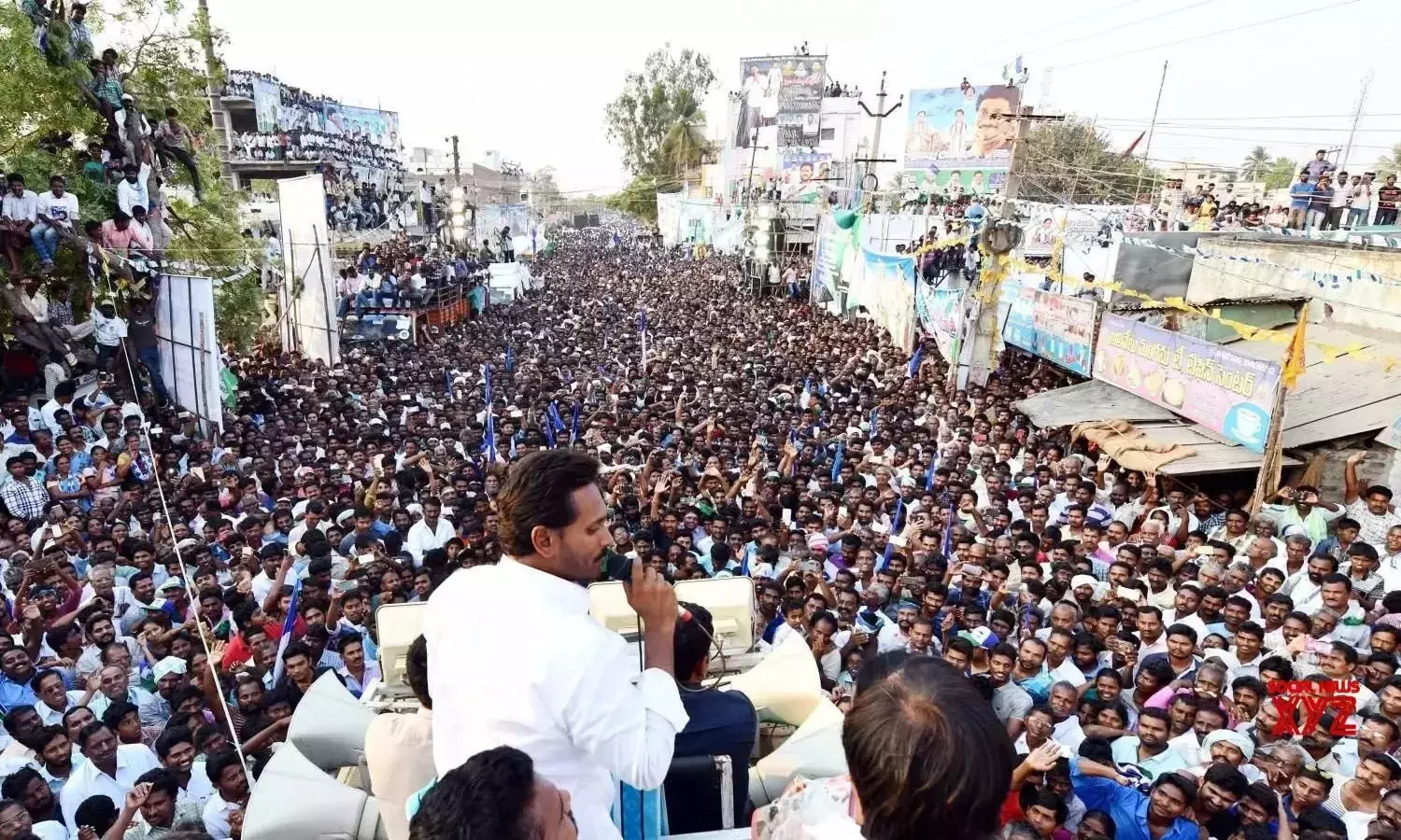 In the wake of a stampede at a rally Andhra Pradesh Government prohibits meetings, rallies on roads