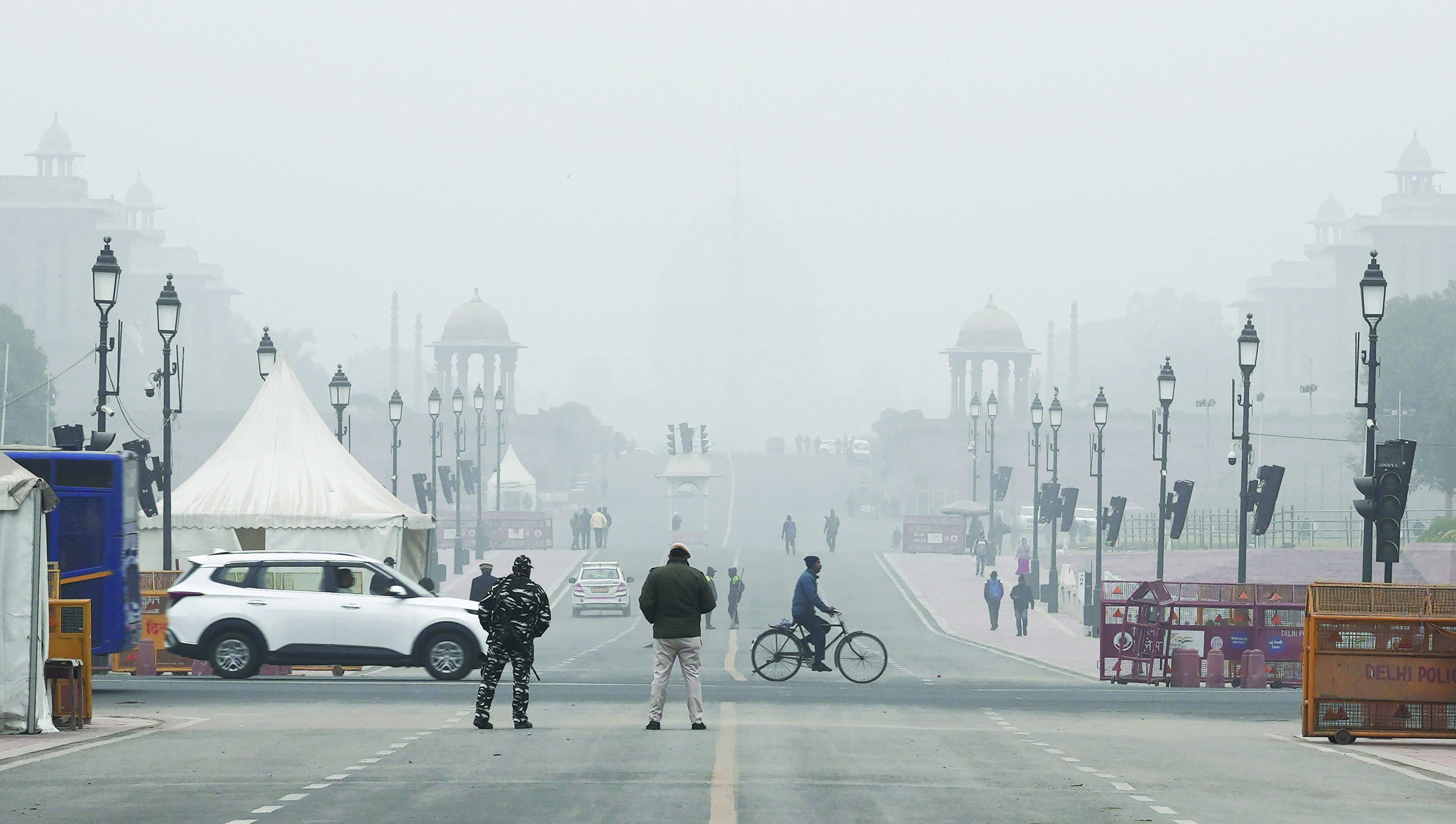 Shallow fog engulfs Delhi, cold wave to return on weekend Shallow fog engulfs Delhi, cold wave to return on weekend