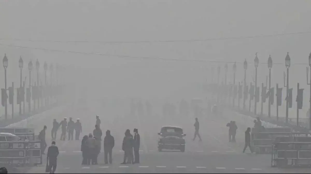 Dense fog envelopes Delhi; Temp drops to seasons lowest of 4.4 degree Centigrade