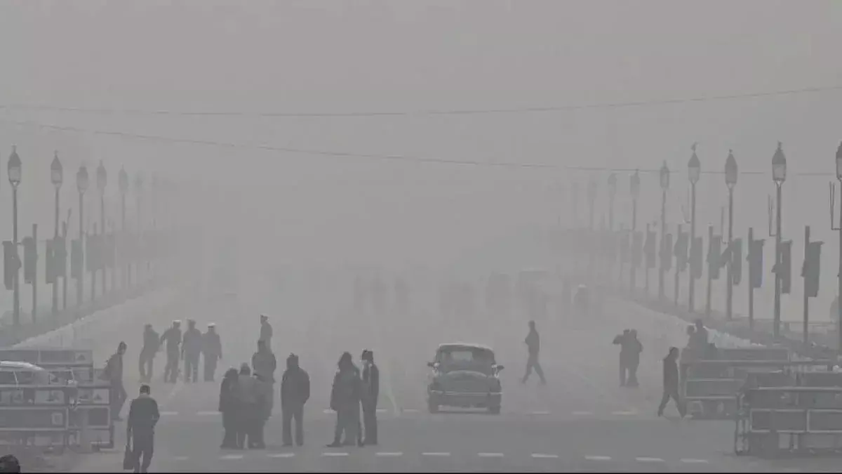 Dense fog envelopes Delhi; Temp drops to seasons lowest of 4.4 degree Centigrade