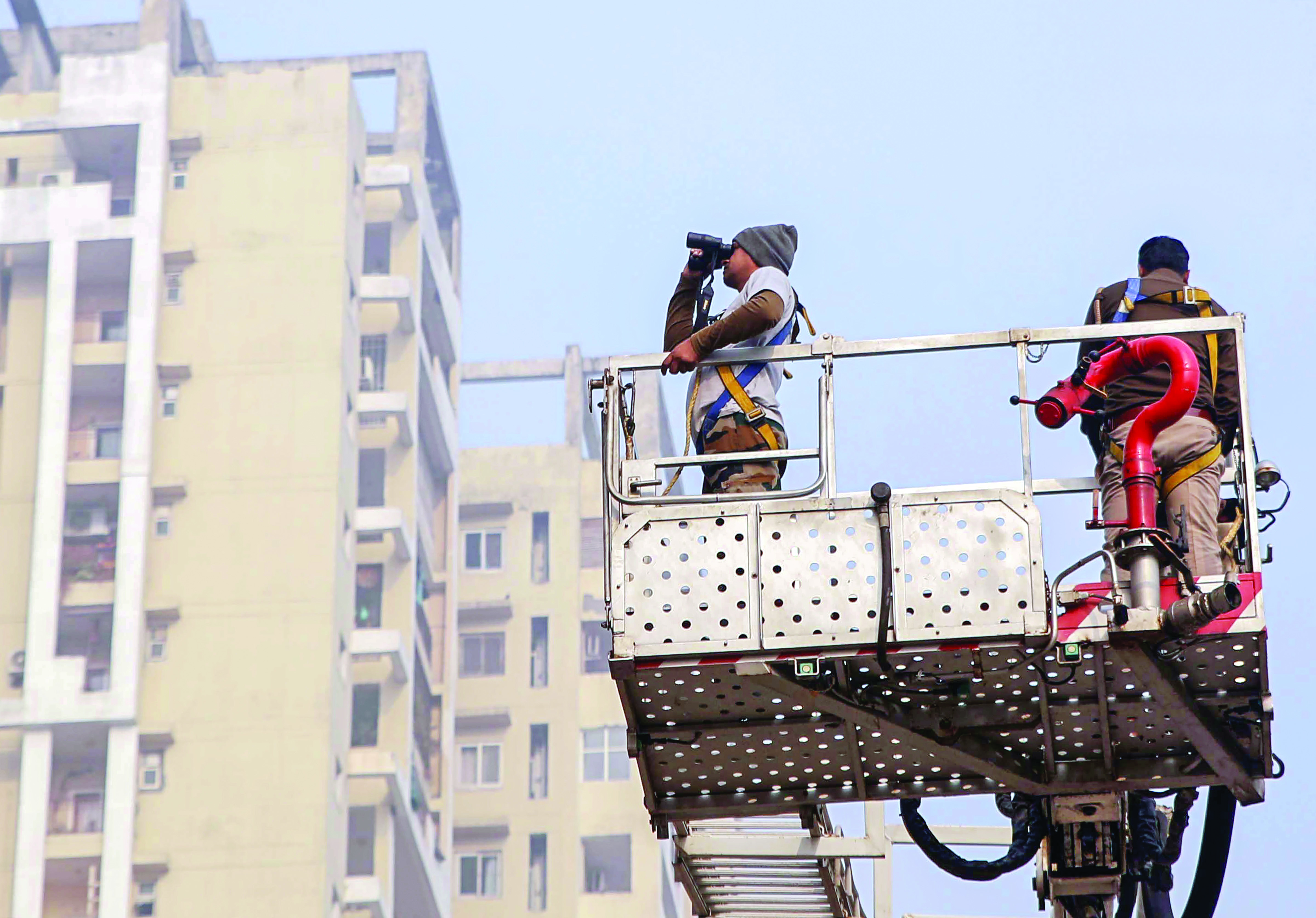 Leopard in Gr Noida society: Hydraulic crane deployed to scan under-construction towers Leopard in Gr Noida society: Hydraulic crane deployed to scan under-construction towers