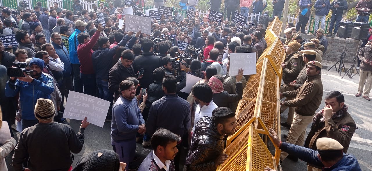 MCD House ruckus: AAP protests outside LGs house, alleges he is destroying Constitution MCD House ruckus: AAP protests outside LGs house, alleges he is destroying Constitution