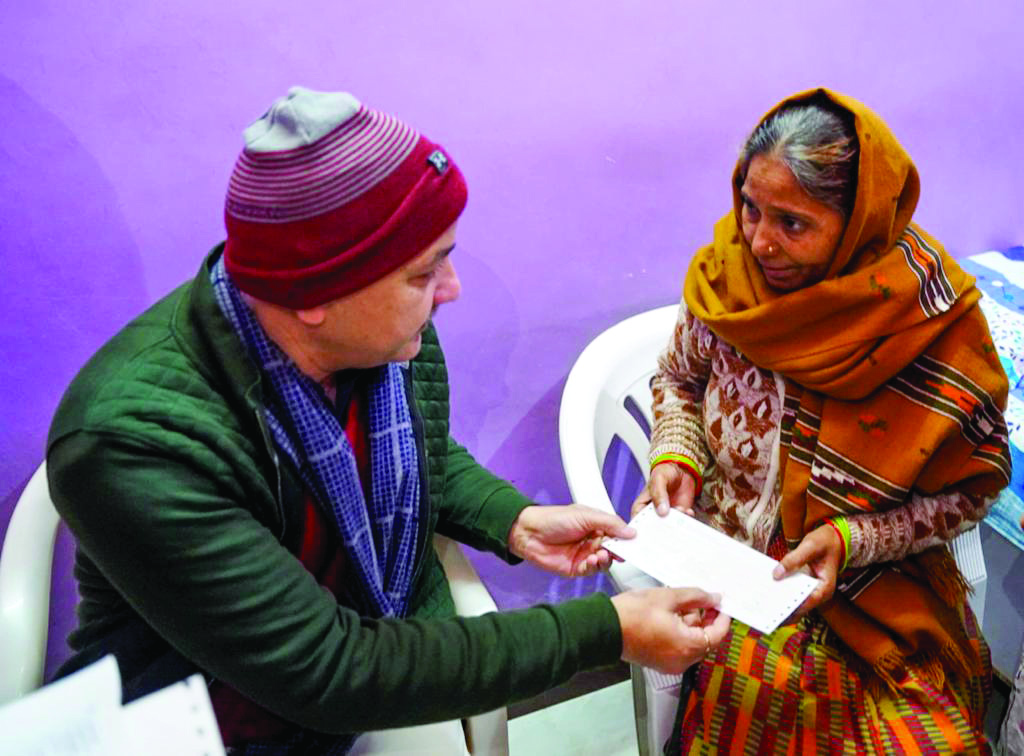 Sisodia hands over Rs 1 cr cheques to kin of 3 Covid warriors