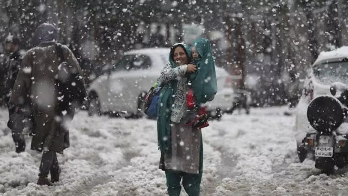 Jammu & Kashmir: Minimum temp dips below freezing point, snowfall continues in higher reaches