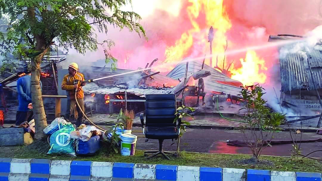 At least 10 shops gutted, 1 injured in massive fire at Salt Lake FD Block At least 10 shops gutted, 1 injured in massive fire at Salt Lake FD Block