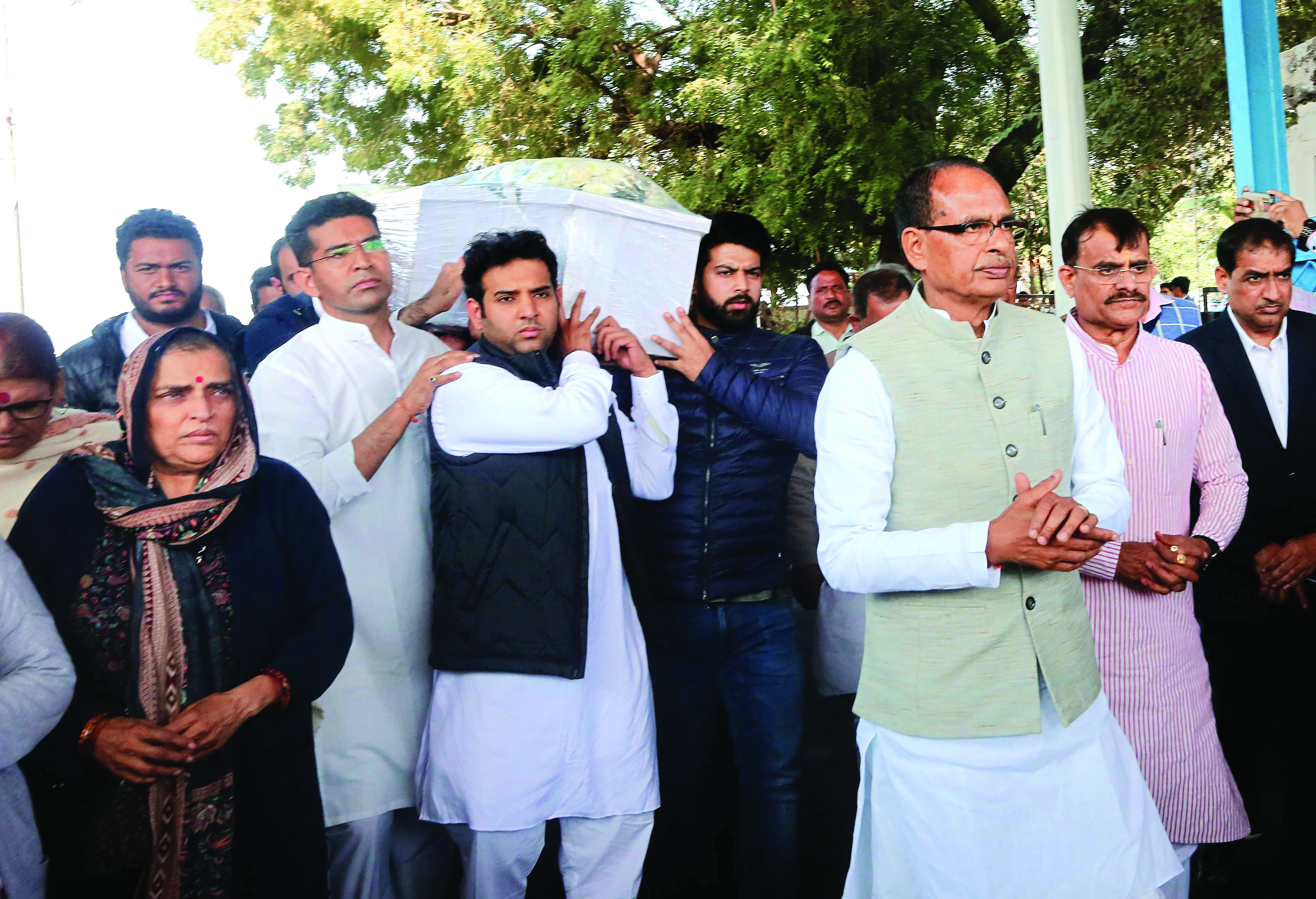 Ex-Union min Sharad Yadav cremated in MP village