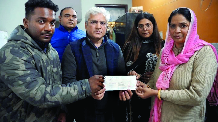Min Gahlot hands over Rs 1 cr to kin   of DTC driver who died of Covid-19