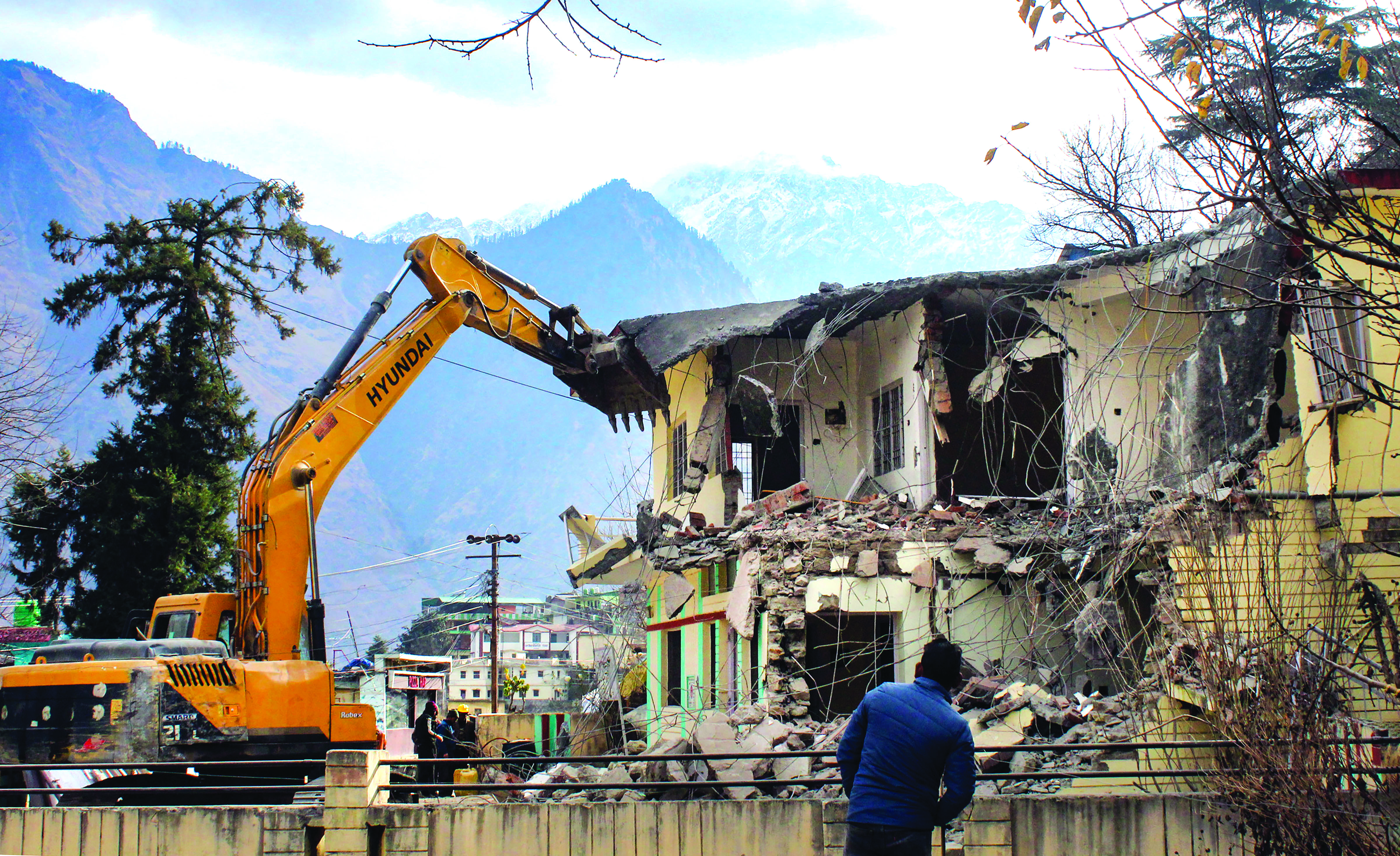 DM orders demolition of unsafe building in subsidence-hit Joshimath DM orders demolition of unsafe building in subsidence-hit Joshimath