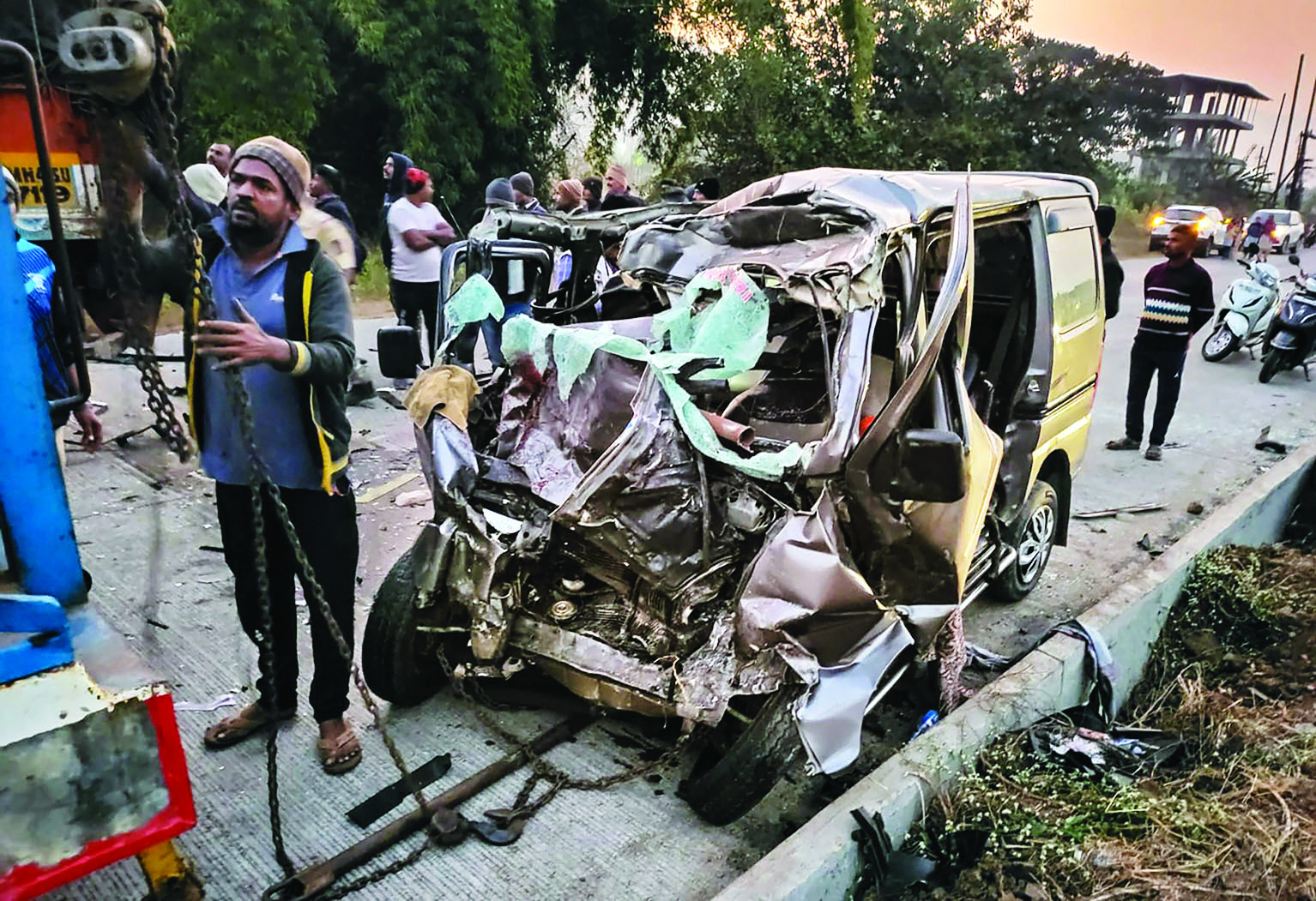 Maha: 10 killed in truck-van collision Maha: 10 killed in truck-van collision