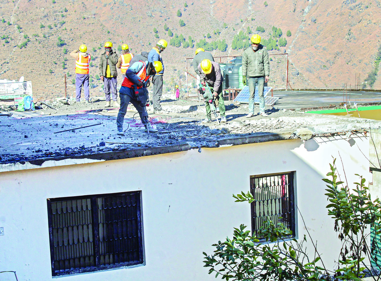 Joshimath: Demolition of unsafe buildings resumes