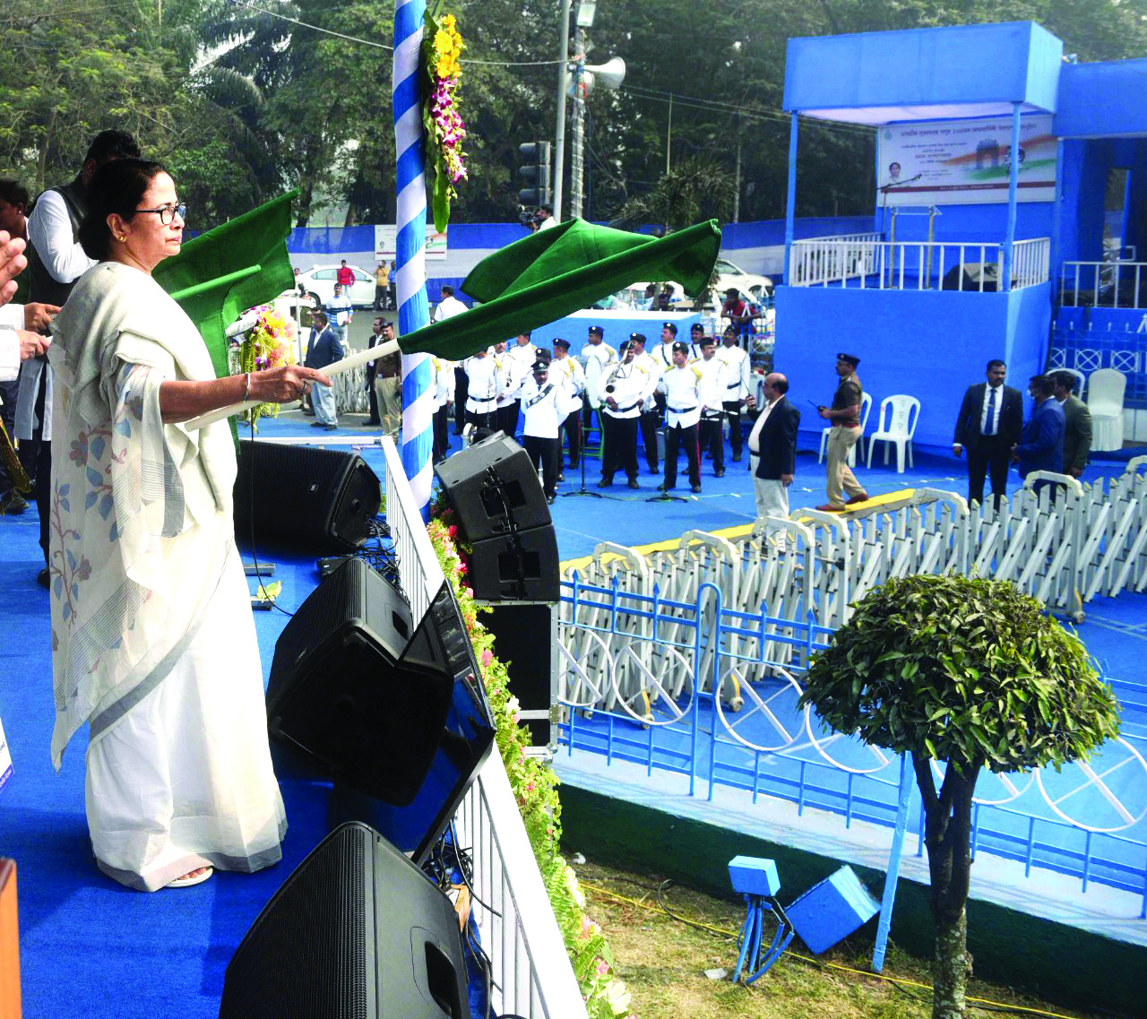 Mamata flags off 50 Sufal Bangla vehicles, inaugurates 150 outlets Mamata flags off 50 Sufal Bangla vehicles, inaugurates 150 outlets