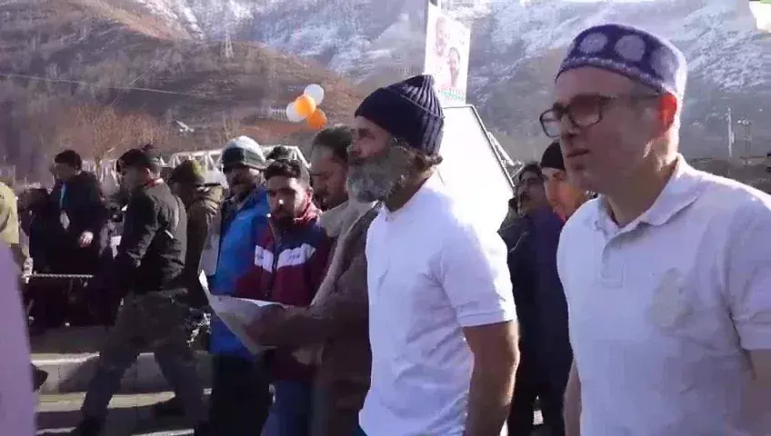 Omar Abdullah takes part in Rahul Gandhis Bharat Jodo Yatra In Jammu And Kashmir, duo wore T-Shirts Omar Abdullah takes part in Rahul Gandhis Bharat Jodo Yatra In Jammu And Kashmir, duo wore T-Shirts