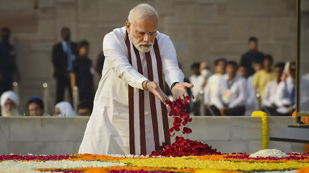 President Murmu, PM Modi pay tributes to Mahatma Gandhi at Raj Ghat