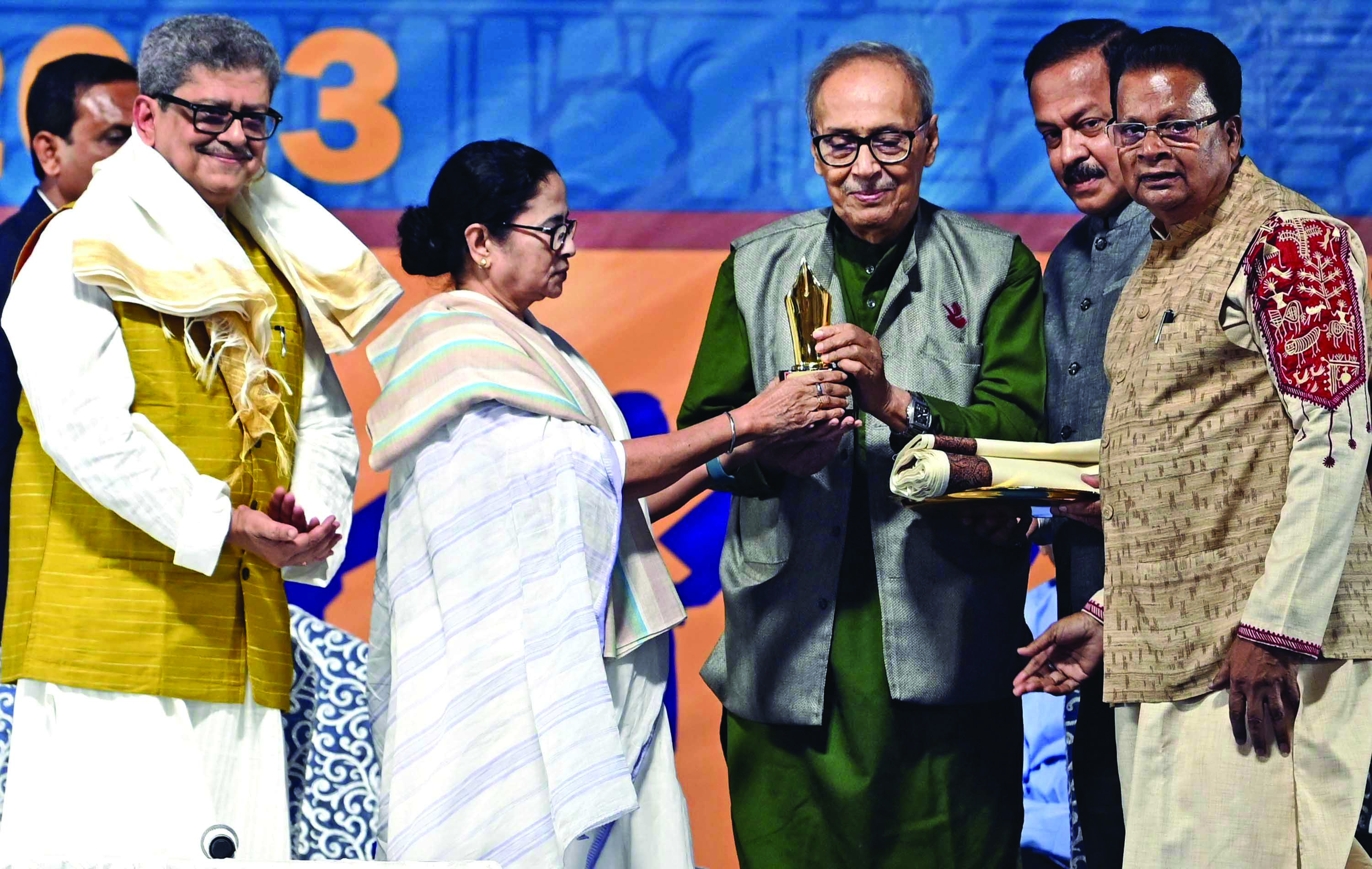 Speak about unity, peace & prosperity, shun negativity: Mamata at Book Fair Speak about unity, peace & prosperity, shun negativity: Mamata at Book Fair