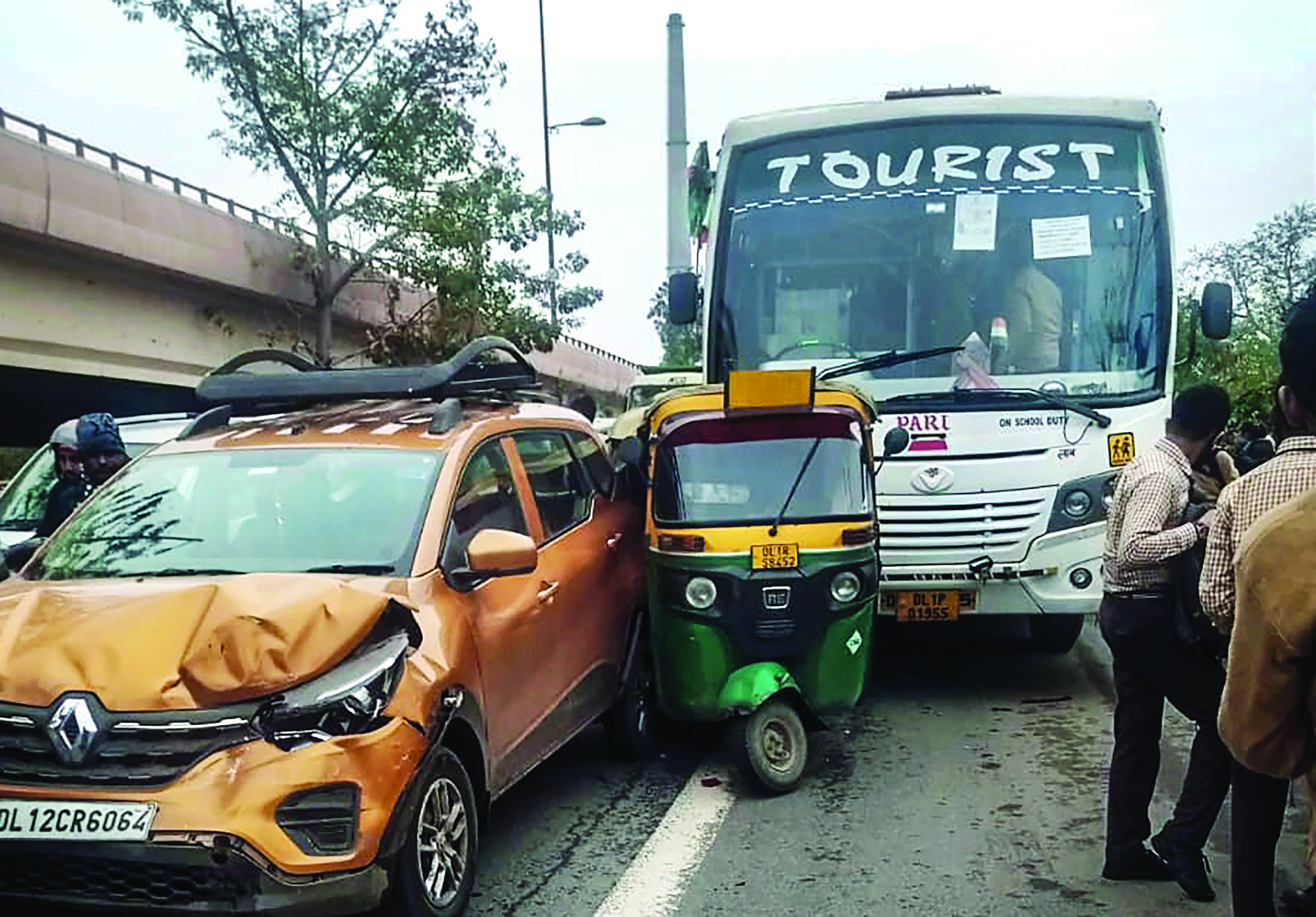 24 students among 28 hurt   in early morning accident