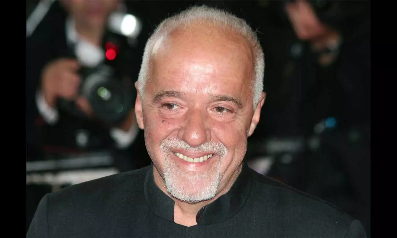 Paulo Coelho praises Bollywood superstar SRK as a ‘great actor’