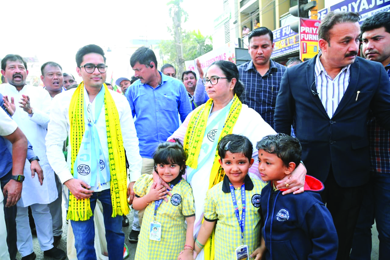Mamata wins hearts in Tripura, thousands join her ‘padayatra’ Mamata wins hearts in Tripura, thousands join her ‘padayatra’