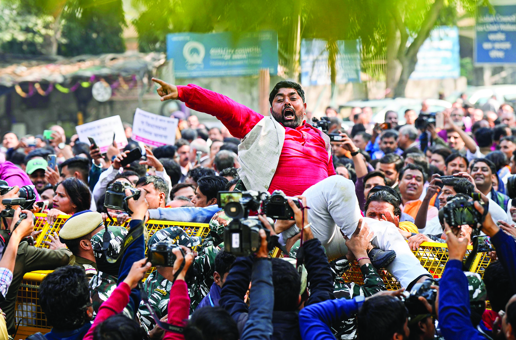 Mayor election delay: AAP, BJP hold protest against each other Mayor election delay: AAP, BJP hold protest against each other