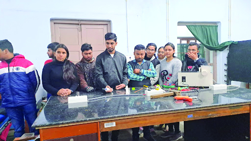 Lab attendant designs special devices for security personnel Lab attendant designs special devices for security personnel