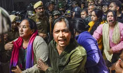 Women protesters throw chilli powder at police during DDAs demolition drive; Detained