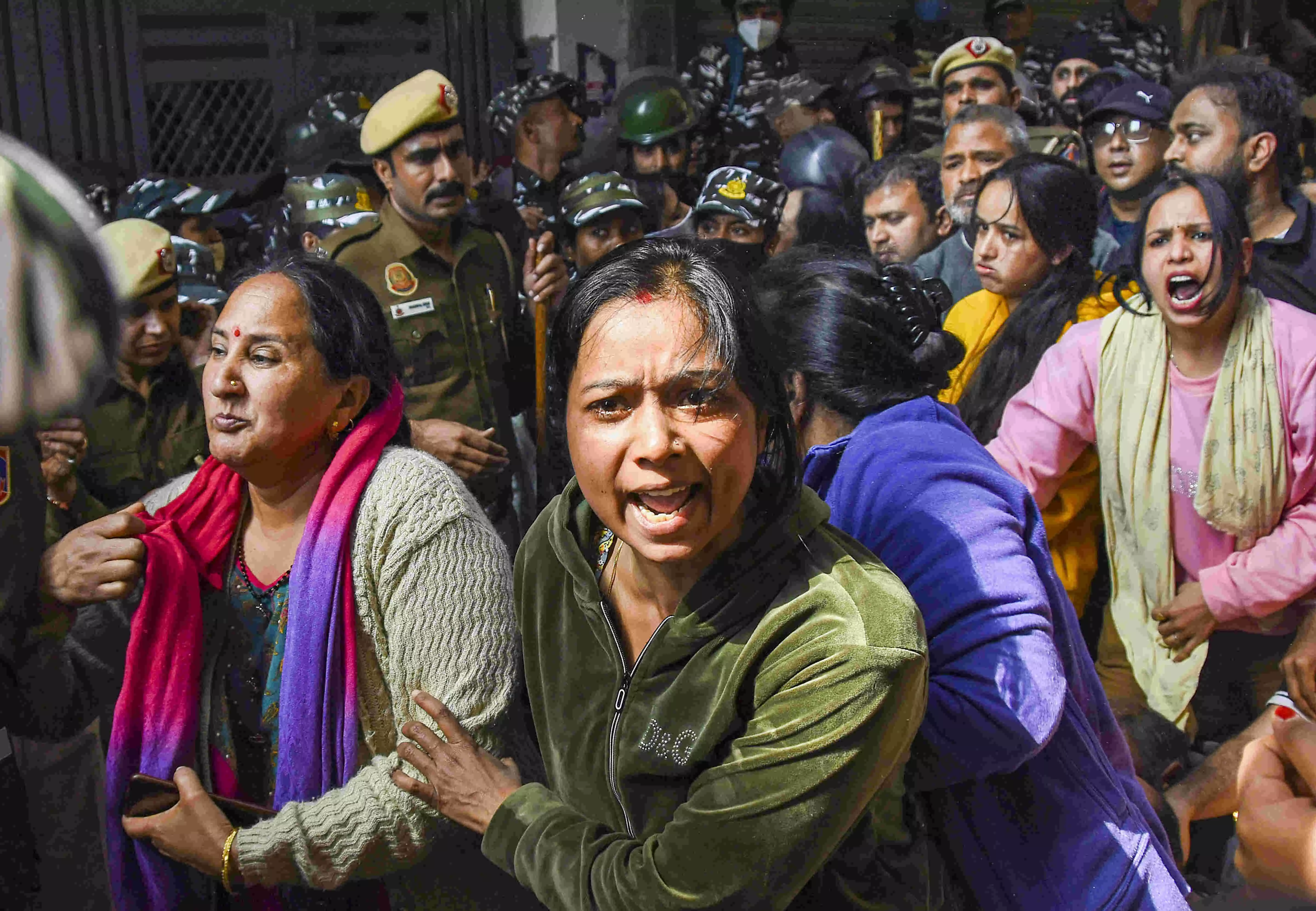 Women protesters throw chilli powder at police during DDAs demolition drive; Detained