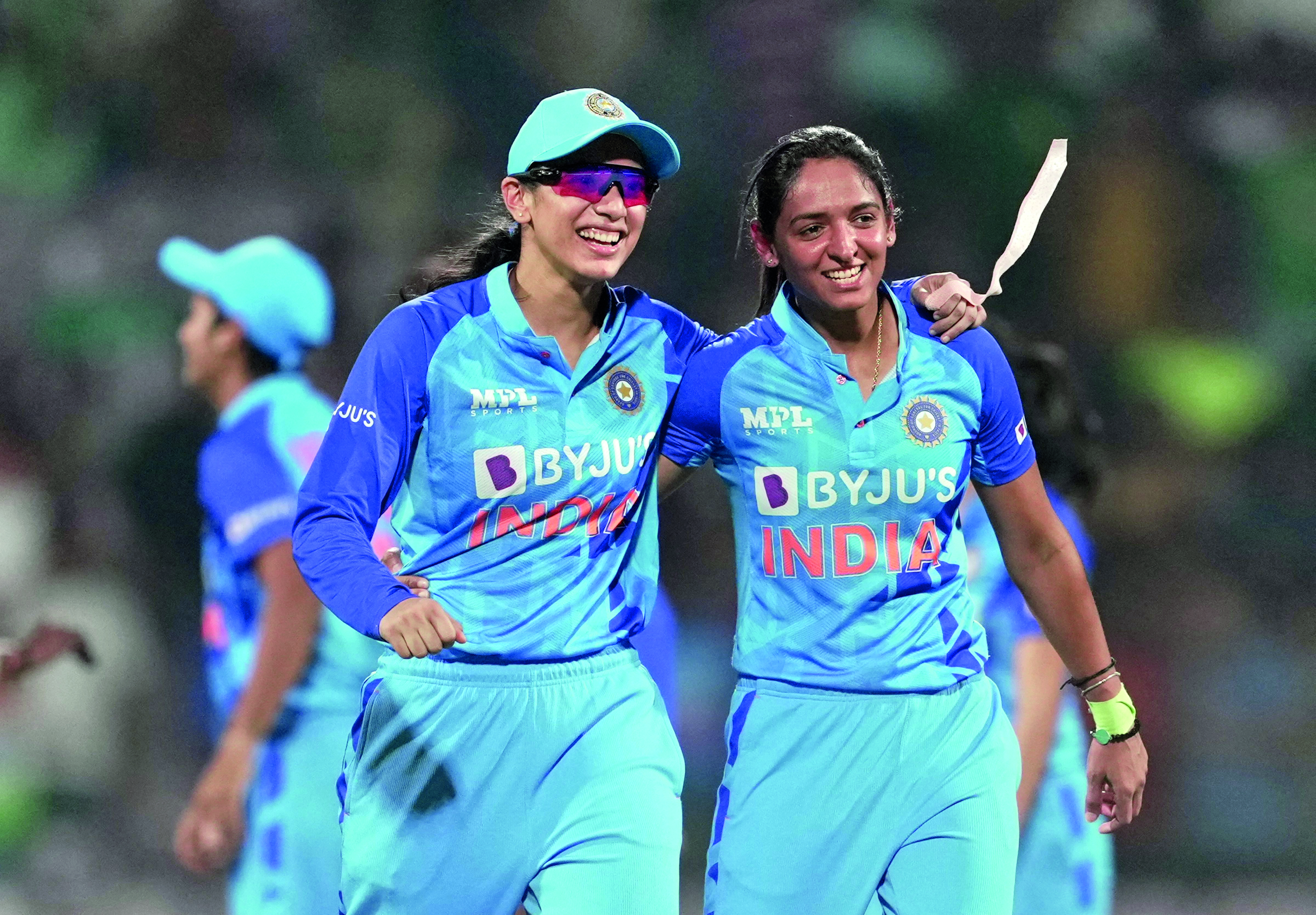 Smriti Mandhana sold to RCB for Rs 3.4 cr; Harmanpreet goes to MI Smriti Mandhana sold to RCB for Rs 3.4 cr; Harmanpreet goes to MI