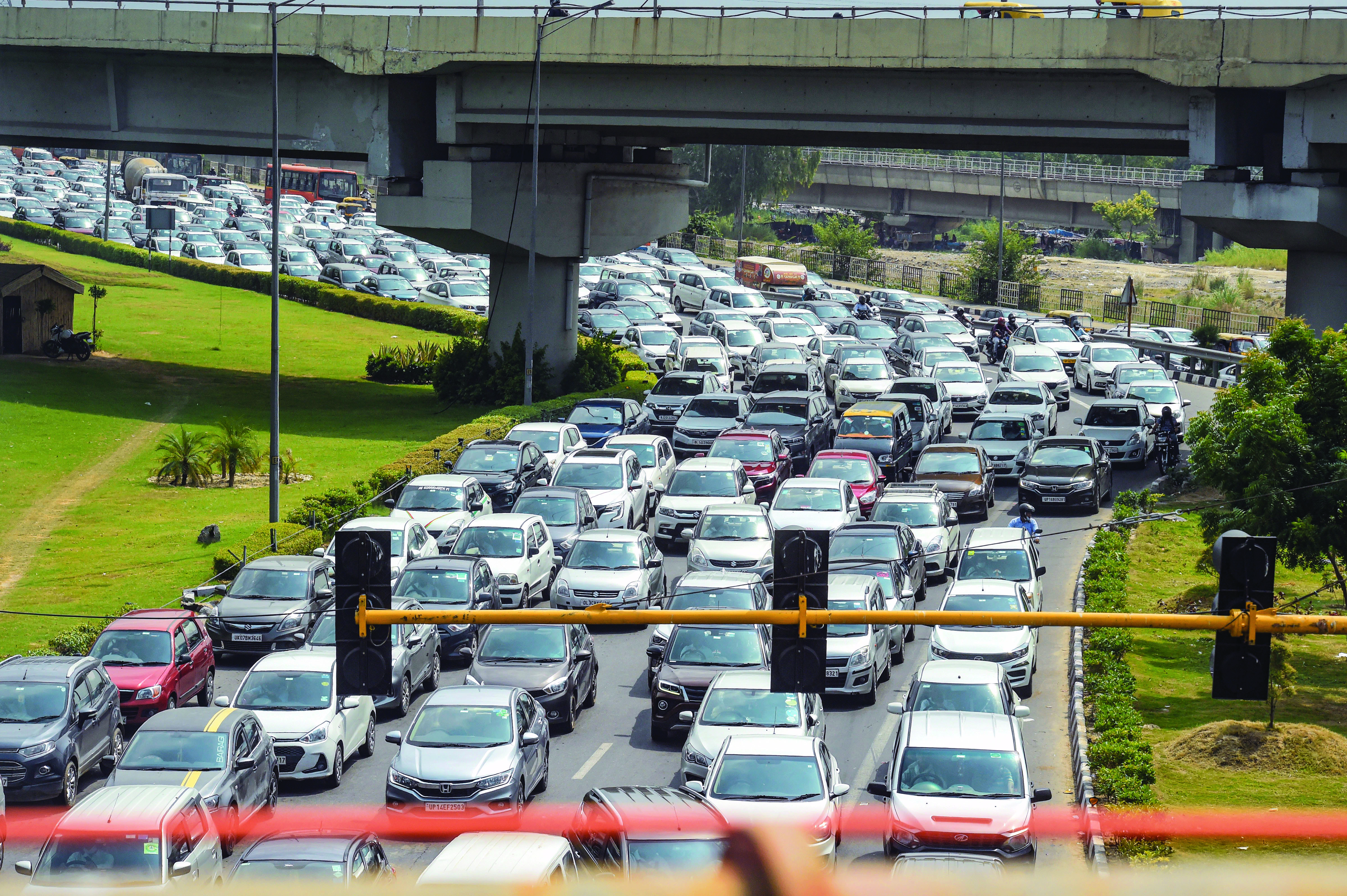 Noida: From today, Rs 5K fine for vehicles not having high-security number plate