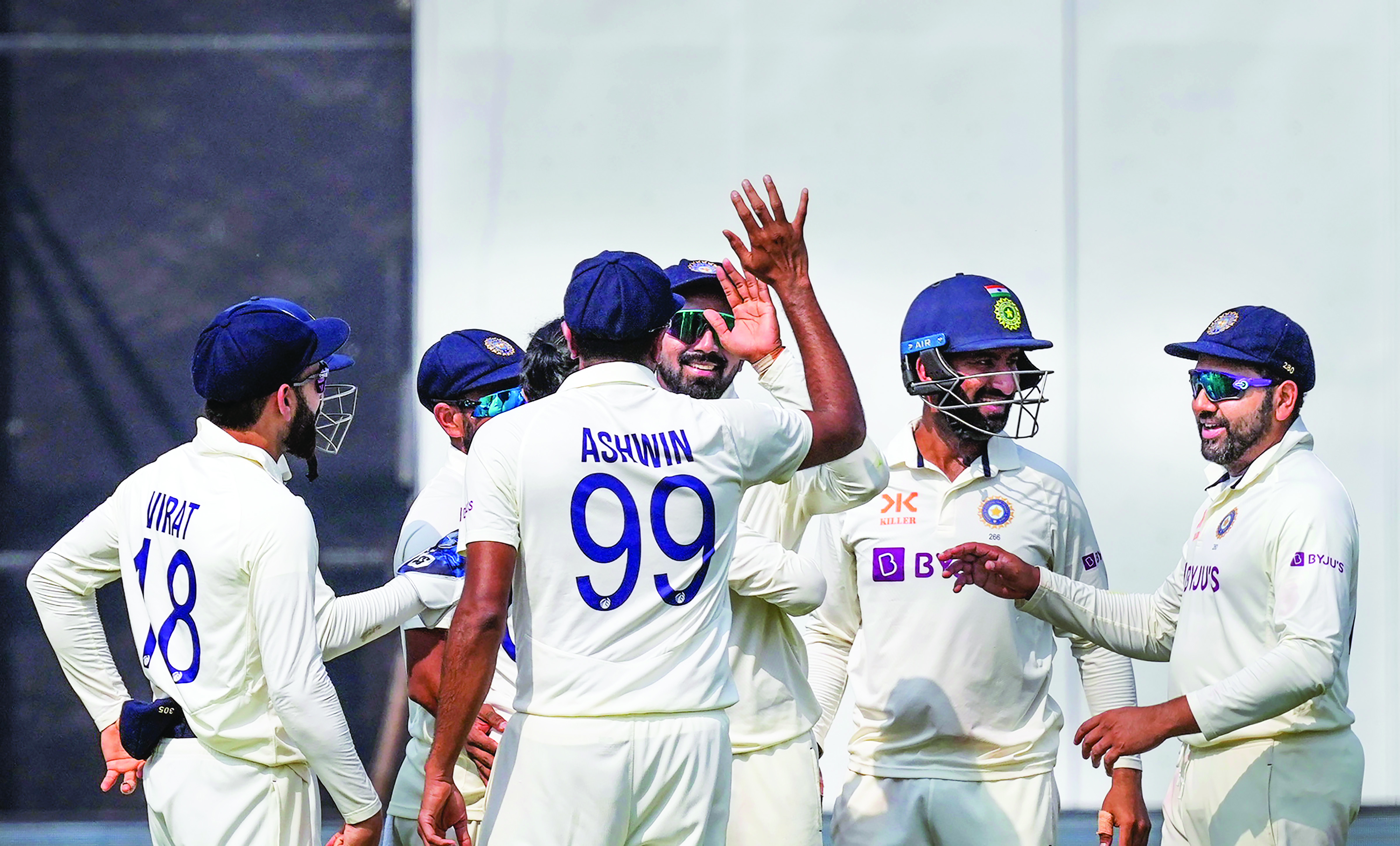 India bowl out Australia for 263 on day 1 of second Test