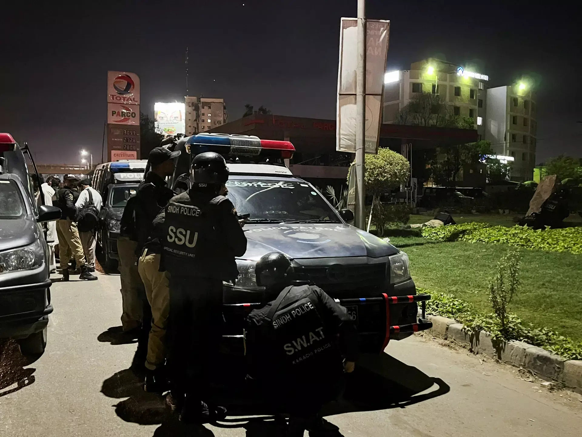 Pakistan security forces clear Karachi Police Office after attack by Pakistani Taliban terrorists
