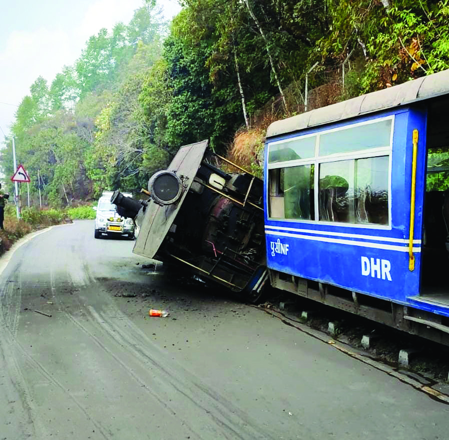Darjeeling Himalyan Rly train derails