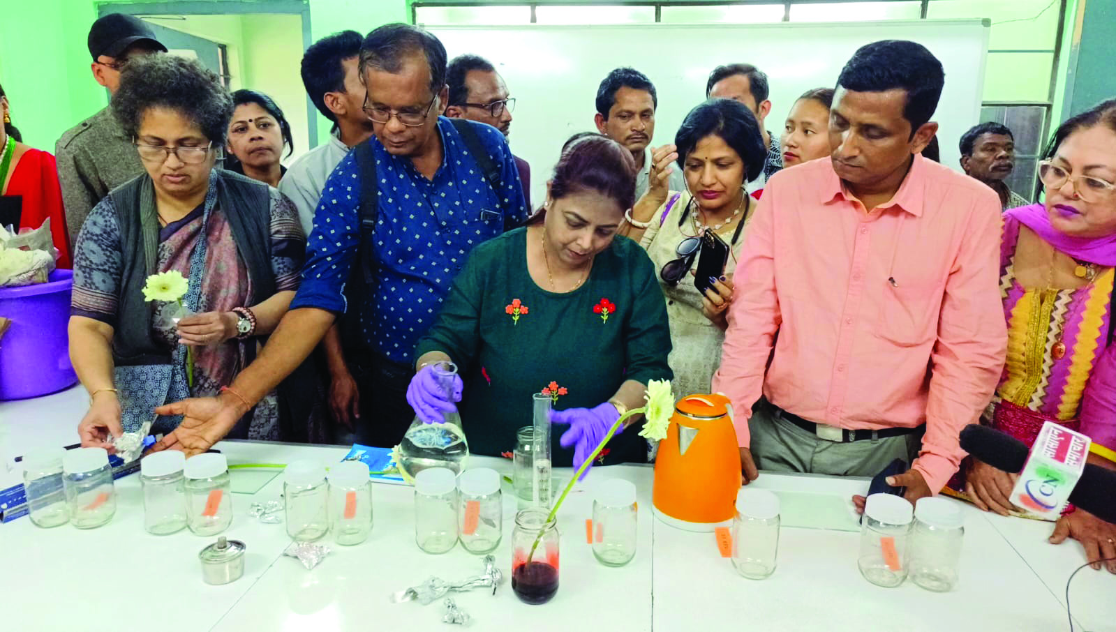 Natural dyeing: Researchers find way to give ‘Rajanigandha’ a colourful makeover