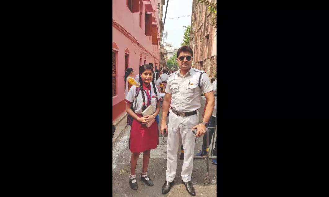 Traffic cop helps Madhyamik examinee